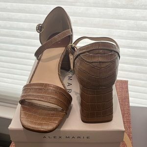 Alex Marie, Sweet Caramel color, Size 8, new, excellent condition.